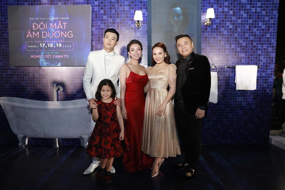 Đứng cùng trai trẻ Quốc Trường nhưng Thu Trang vẫn nắm chặt tay ông xã Tiến Luật-6