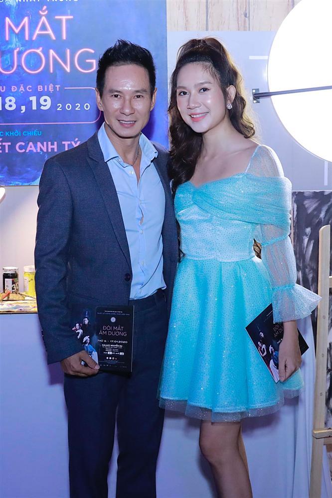 Đứng cùng trai trẻ Quốc Trường nhưng Thu Trang vẫn nắm chặt tay ông xã Tiến Luật-15