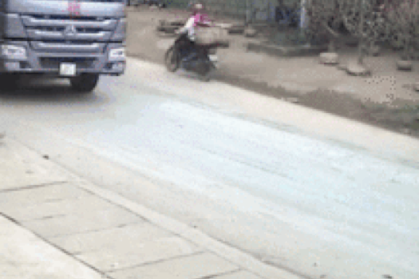 Clip: Tránh xe máy chạy ngáo ngơ, xe ben táp vào lề sụt ngay xuống cống