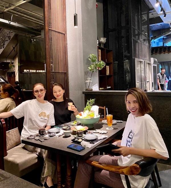 Mở đầu tin sao Việt ngày 18/01 là hình ảnh Kỳ Duyên đi ăn tối cùng mẹ và còn có sự xuất hiện của Minh Triệu. Dường như cặp đôi Duyên -Triệu đã không còn giấu diếm chuyện tình cảm của mình. Nhiều người đang rất ủng hộ cho cặp đôi xinh đẹp.