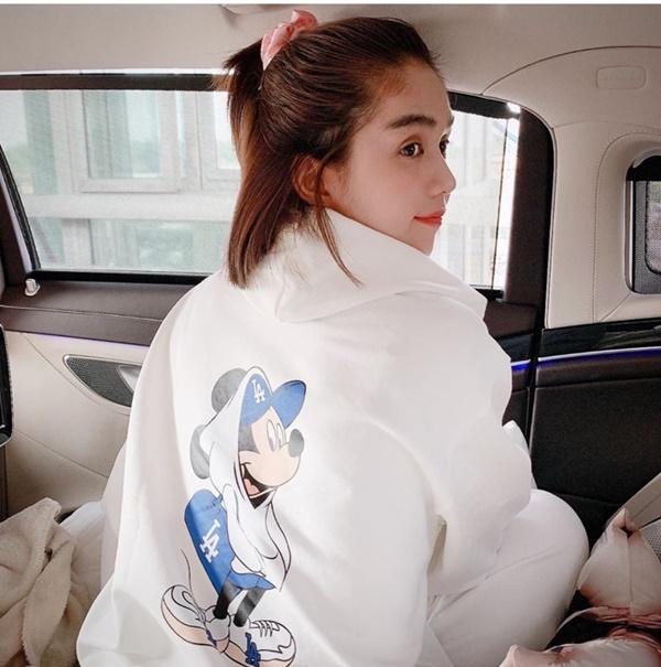 Ngọc Trinh đăng tải hình ảnh dịu dàng ngồi trong xe, cô viết: "Người ta hỏi em thế nào là dịu dàng, em liền kể về mình... lúc chưa lên cơn"