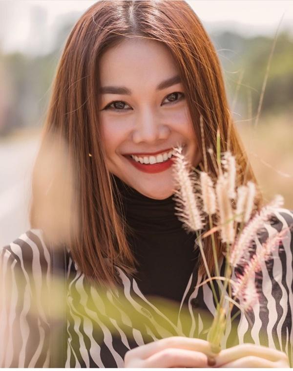 Thanh Hằng đăng tải ảnh cười tươi đón mùa xuân mới về