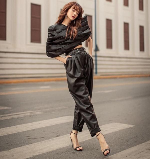 Minh Hằng vẫn miệt mài làm việc những ngày sát tết, cô viết: "Còn 5 ngày quay nữa là được ăn tết. Cố lên, vì một cái tết có thịt kho hột vịt"