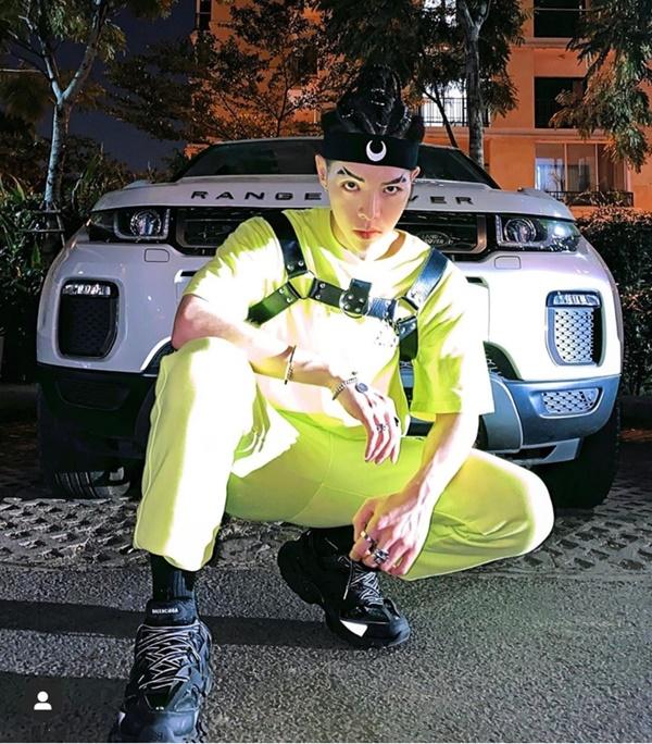 Đức Phúc với hình ảnh khác lạ, cùng dòng "thả thính": "Dăm ba cái kẹo mút, sao mà thu hút bằng tôi"