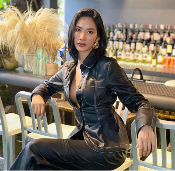 Á hậu Hoàng Thùy đăng tải ảnh trong bộ trang phục cá tính nhưng dòng chia sẻ lại không hề vui chút nào : "Tôi buồn"