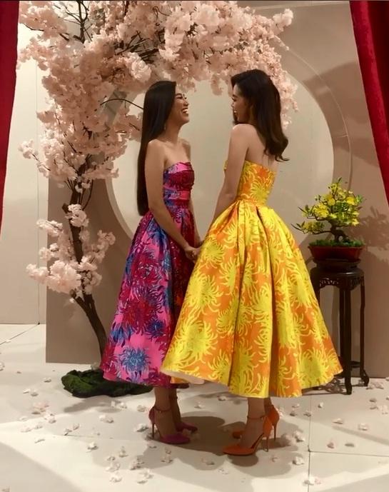 Tái hiện màn nắm tay trao giải, Hoa hậu Khánh Vân - Á hậu Kim Duyên tốc váy choảng nhau-1