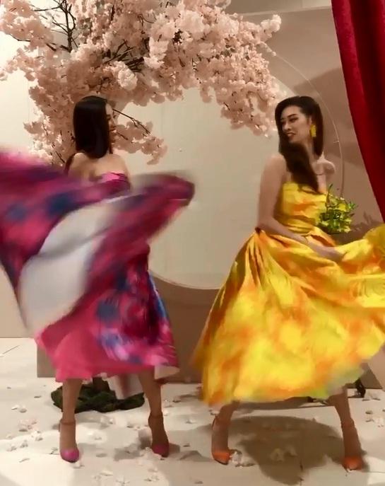 Tái hiện màn nắm tay trao giải, Hoa hậu Khánh Vân - Á hậu Kim Duyên tốc váy choảng nhau-2