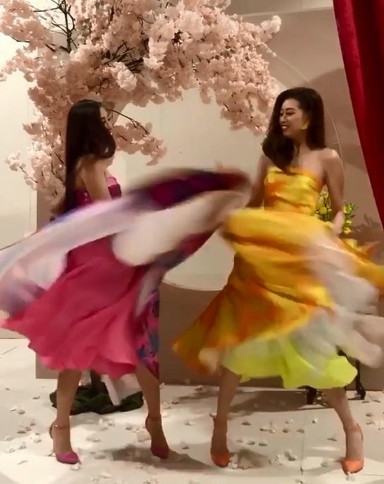 Tái hiện màn nắm tay trao giải, Hoa hậu Khánh Vân - Á hậu Kim Duyên tốc váy choảng nhau-3
