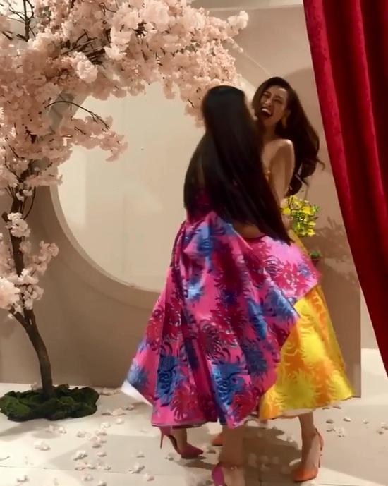 Tái hiện màn nắm tay trao giải, Hoa hậu Khánh Vân - Á hậu Kim Duyên tốc váy choảng nhau-6