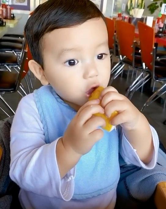 Phát sốt với biểu cảm cực cute của quý tử nhà Phạm Hương khi ăn chanh-2