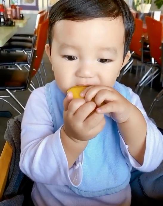 Phát sốt với biểu cảm cực cute của quý tử nhà Phạm Hương khi ăn chanh-3