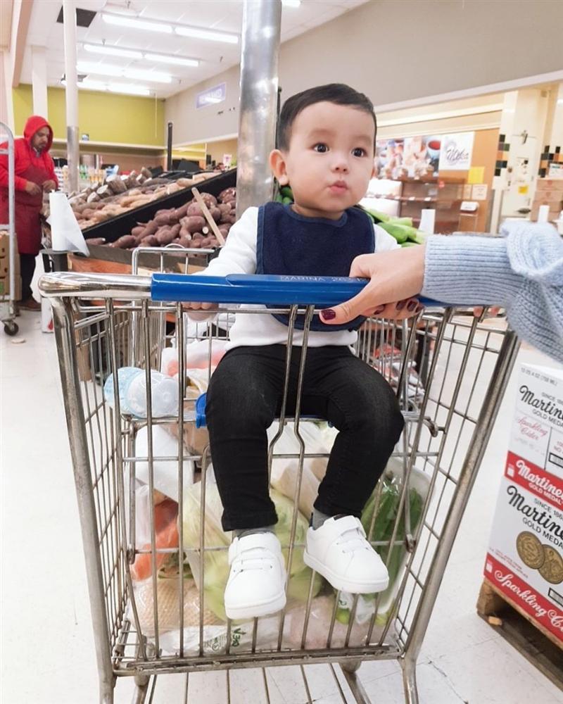 Phát sốt với biểu cảm cực cute của quý tử nhà Phạm Hương khi ăn chanh-6