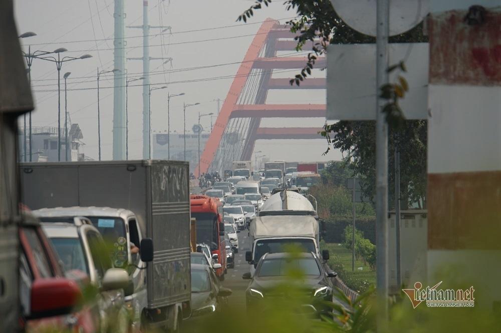 Trong ảnh, ô tô nối dài trên cầu Bình Lợi, nhích từng mét