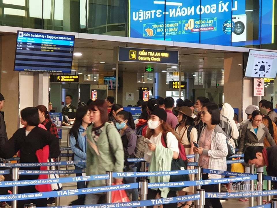 Ghi nhận, từ sáng đến trưa, tại sảnh của nhà ga quốc nội sân bay Tân Sơn Nhất hàng nghìn người xếp hàng dài từ ngoài sảnh vào đến bên trong quầy check-in để làm thủ tục