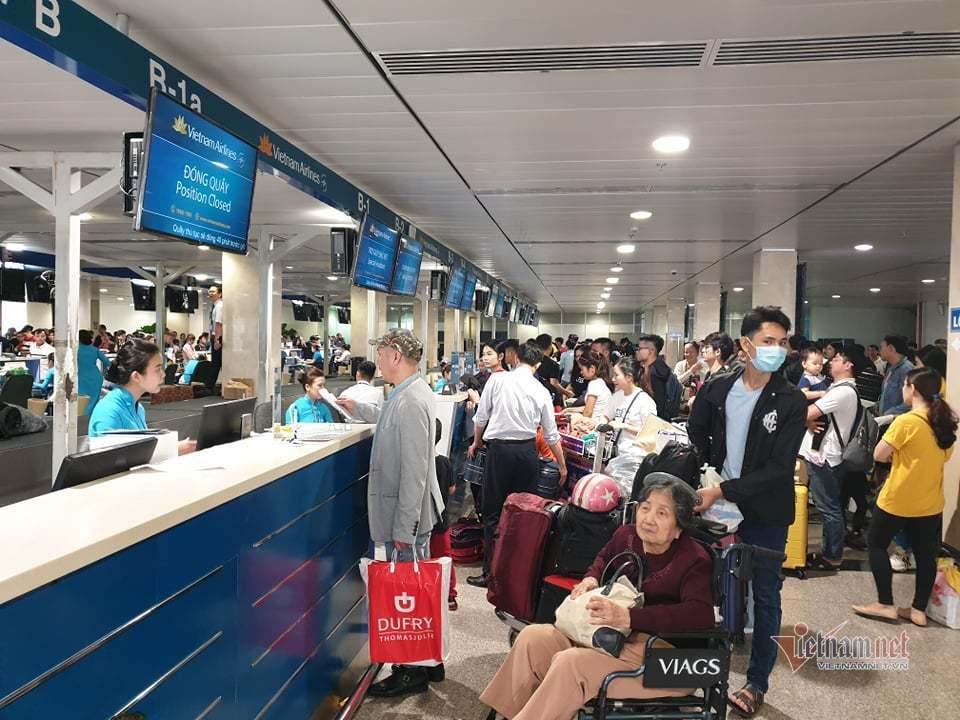Do hành khách quá đông, hãng Vietnam Airlines phải phân chia ra các khu vực để làm thủ tục