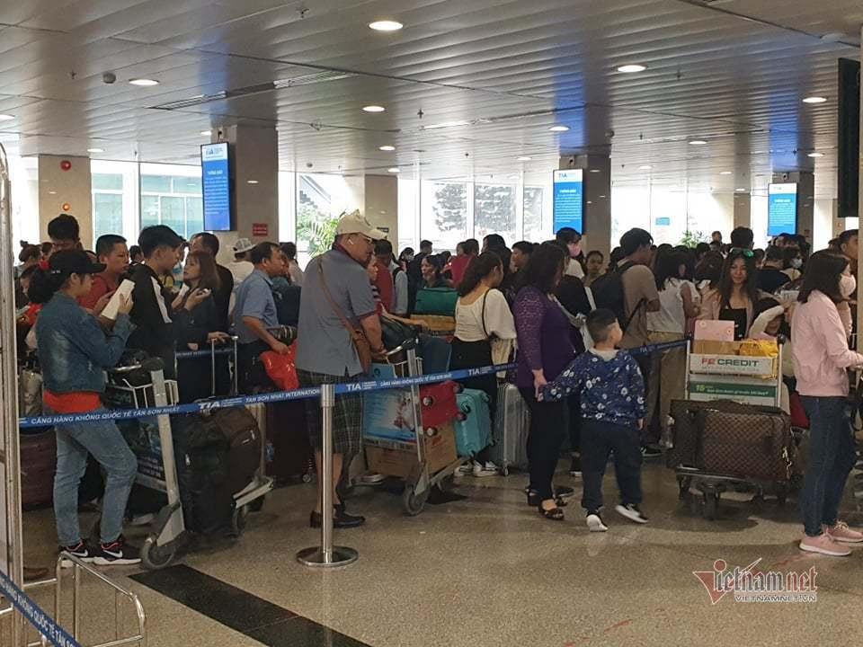 Người dân xếp hàng rồng rắn để làm thủ tục qua khâu kiểm soát an ninh