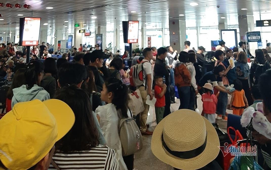 Không chỉ căng thẳng bên ngoài khu vực làm thủ tục mà bên trong khu vực chờ bay cũng nêm chặt người. Thống kê của Cảng hàng không quốc tế Tân Sơn Nhất, trong những ngày giáp Tết, trung bình mỗi ngày có trên 900 chuyến bay đi về các địa phương. Cao điểm là ngày 28 Tết với 965 chuyến bay cất hạ cánh