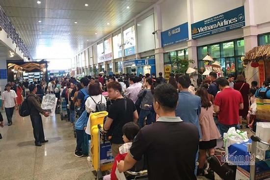 Tân Sơn Nhất ngày 900 chuyến, nhà ga chật ních, cửa ngõ tê liệt