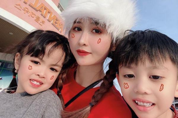 Do chọn sai váy áo nên vợ đại gia Minh Nhựa để lộ vòng 1 trồi sụt bất thường?-10