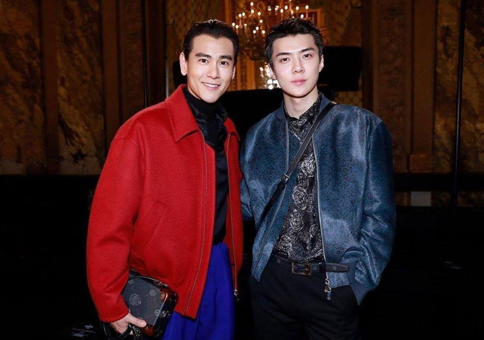 EXO Sehun chụp ảnh cùng tài tử Trung Quốc Bành Vu Yến tại show Berluti ở Paris.