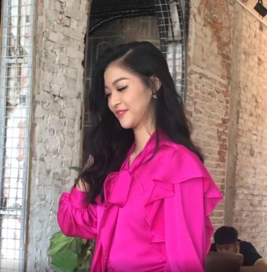 Chẳng cần ai soi, Á hậu giống Mạc Văn Khoa tự đăng clip khoe cằm kém thon gọn-4