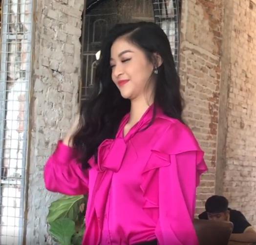 Chẳng cần ai soi, Á hậu giống Mạc Văn Khoa tự đăng clip khoe cằm kém thon gọn-5