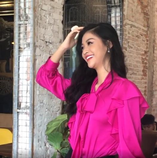 Chẳng cần ai soi, Á hậu giống Mạc Văn Khoa tự đăng clip khoe cằm kém thon gọn-2