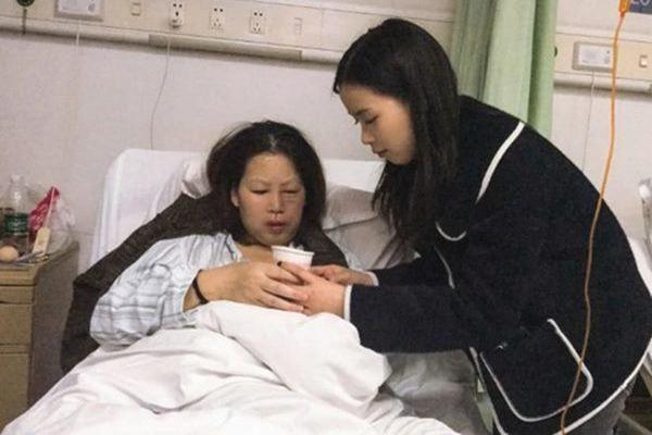 Mẹ đẻ gửi đôi gà biếu Tết, mẹ chồng chê bai chỉ tổ bẩn nhà, con dâu nói một câu làm bà xanh mặt-3