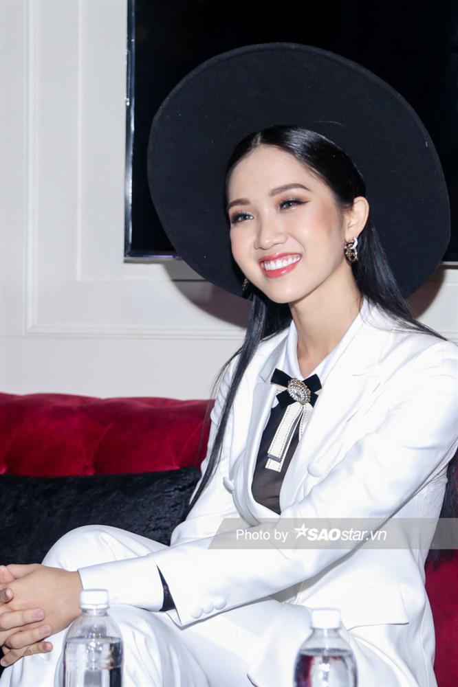 Hoài Sa chính thức là đại diện Việt Nam thi Miss International Queen, hát tiếng Anh đêm Tài năng-6