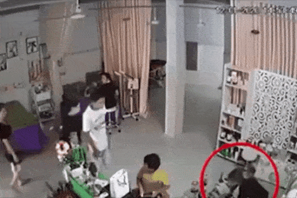 Clip: Cả tập đoàn người kéo nhau vào tiệm spa ở Tây Ninh để hành hung chủ tiệm-1