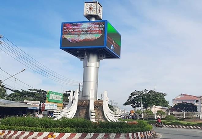 Trụ đèn trang trí Tết cháy như ngọn đuốc-2