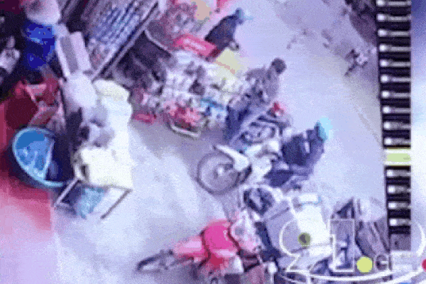 Clip: Tuột khỏi tay anh trai, em bé bị xe ben đâm kinh hoàng vì lao sang cửa hàng tạp hóa ở Thanh Hóa-1