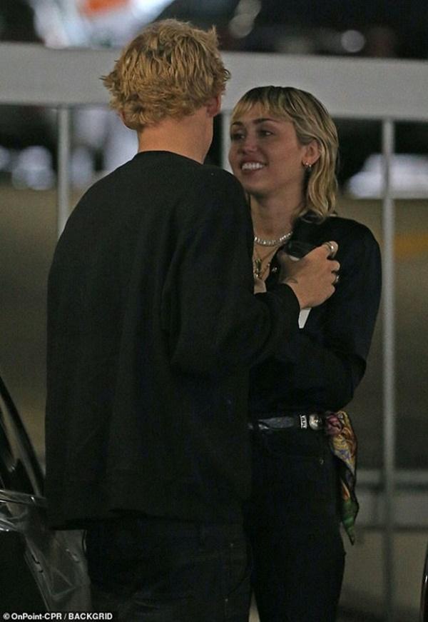 Chồng cũ Liam vừa lộ ảnh tình tứ với bồ trẻ, Miley Cyrus cũng công khai ôm hôn bạn trai nhiệt tình-1