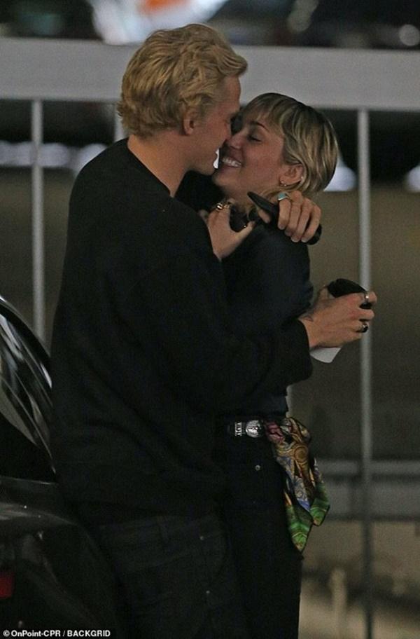Chồng cũ Liam vừa lộ ảnh tình tứ với bồ trẻ, Miley Cyrus cũng công khai ôm hôn bạn trai nhiệt tình-2