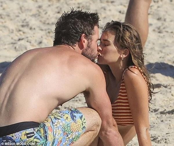 Chồng cũ Liam vừa lộ ảnh tình tứ với bồ trẻ, Miley Cyrus cũng công khai ôm hôn bạn trai nhiệt tình-6