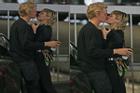 Chồng cũ Liam vừa lộ ảnh tình tứ với bồ trẻ, Miley Cyrus cũng công khai ôm hôn bạn trai nhiệt tình