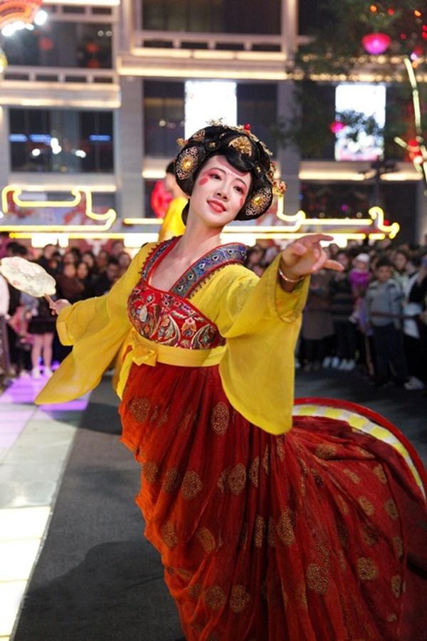 Vừa múa đẹp, vừa sở hữu vẻ tuyệt sắc giai nhân, cô gái kiếm bộn tiền trên phố-1