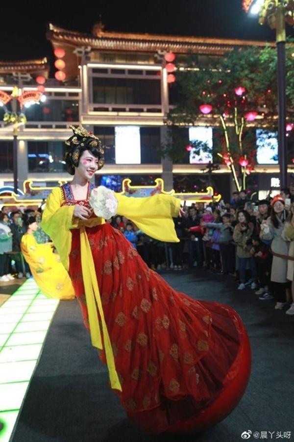 Vừa múa đẹp, vừa sở hữu vẻ tuyệt sắc giai nhân, cô gái kiếm bộn tiền trên phố-2