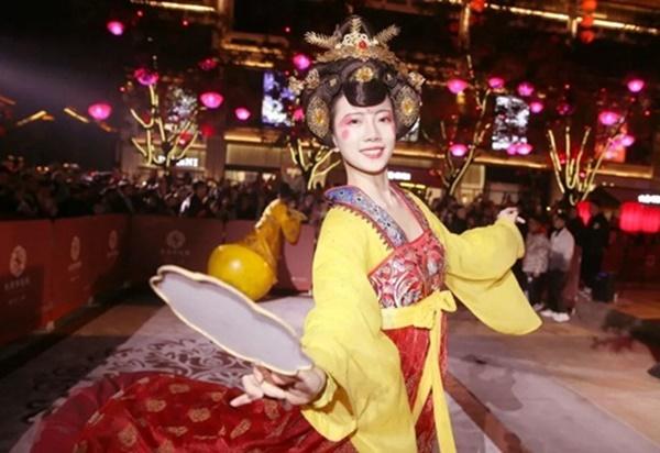 Vừa múa đẹp, vừa sở hữu vẻ tuyệt sắc giai nhân, cô gái kiếm bộn tiền trên phố-5