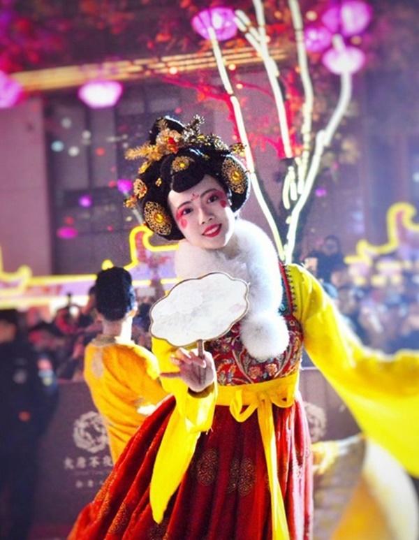 Vừa múa đẹp, vừa sở hữu vẻ tuyệt sắc giai nhân, cô gái kiếm bộn tiền trên phố-6