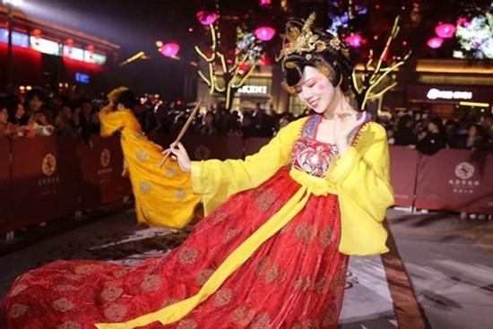 Vừa múa đẹp, vừa sở hữu vẻ 'tuyệt sắc giai nhân', cô gái kiếm bộn tiền trên phố