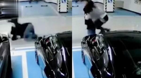 Cô gái nũng nịu đòi bạn trai cõng khiến cả hai ngã lộn cổ, sau khi xem đoạn video cư dân mạng không biết nên khóc hay nên cười-1