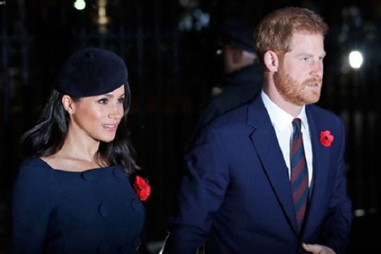 Harry và Meghan bị tước danh hiệu, phải trả lại tiền cho Hoàng gia