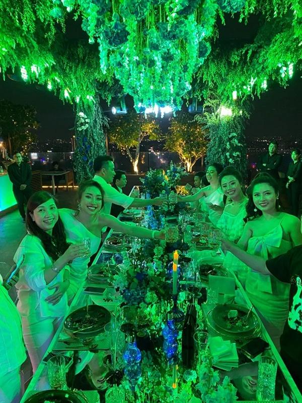 Chi Bảo khoá môi người yêu say đắm trong tiệc sinh nhật-1