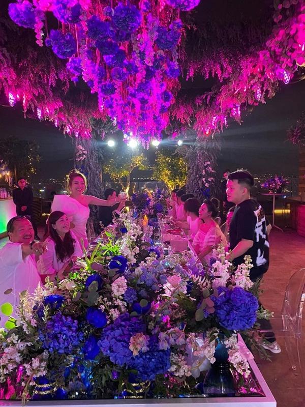 Chi Bảo khoá môi người yêu say đắm trong tiệc sinh nhật-2