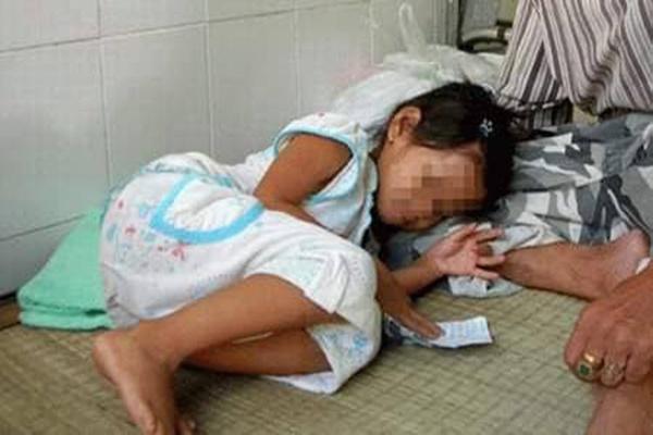 Phẫn nộ: Bé gái 7 tuổi bị bố của bạn dẫn vào rừng giở trò đồi bại-1