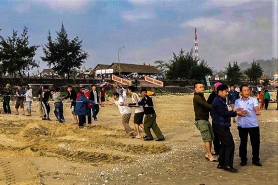 Rủ nhau ra biển tắm, hai học sinh bị sóng cuốn trôi ngày giáp Tết