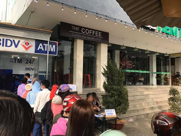 Cao thủ ngày Tết: Thấy dòng người xếp hàng trước cây ATM, người đàn ông mở ngay bàn dịch vụ rút tiền nhanh bên cạnh-1