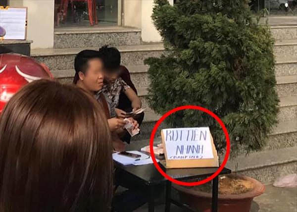 Cao thủ ngày Tết: Thấy dòng người xếp hàng trước cây ATM, người đàn ông mở ngay bàn dịch vụ rút tiền nhanh bên cạnh-2