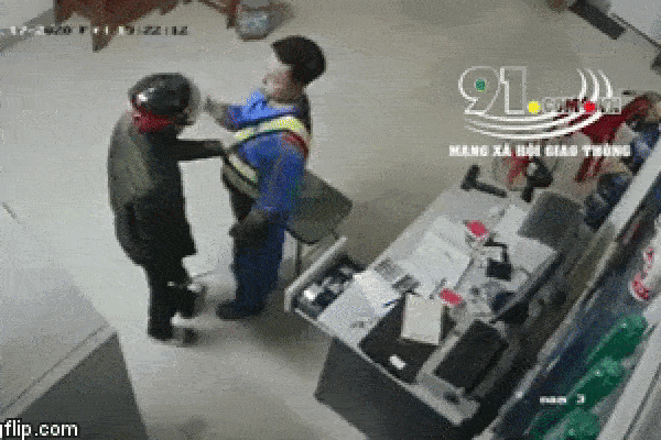 Clip: Bị tên cướp kề dao vào cổ, nhân viên trạm xăng ở Hà Tĩnh vẫn bình tĩnh lật ngược tình thế